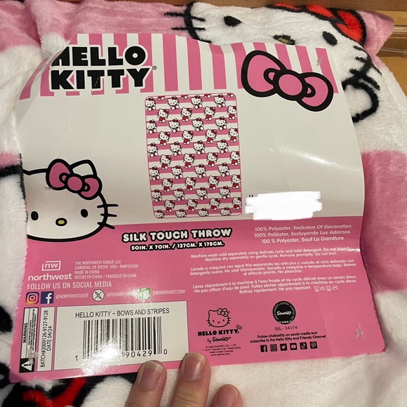 New hello kitty pink and white plush blanket throw - Picture 3 of 3